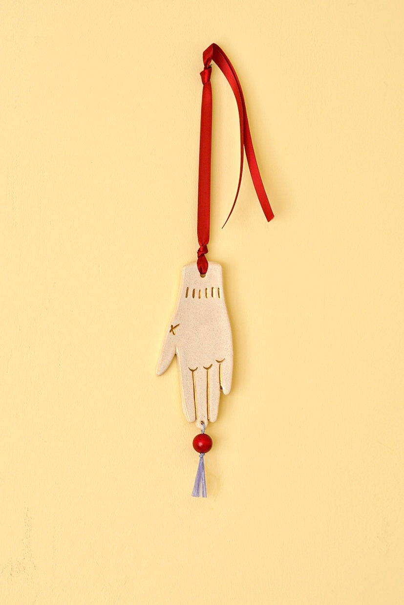 Festlicher Wandschmuck - Hand (rote Perle)