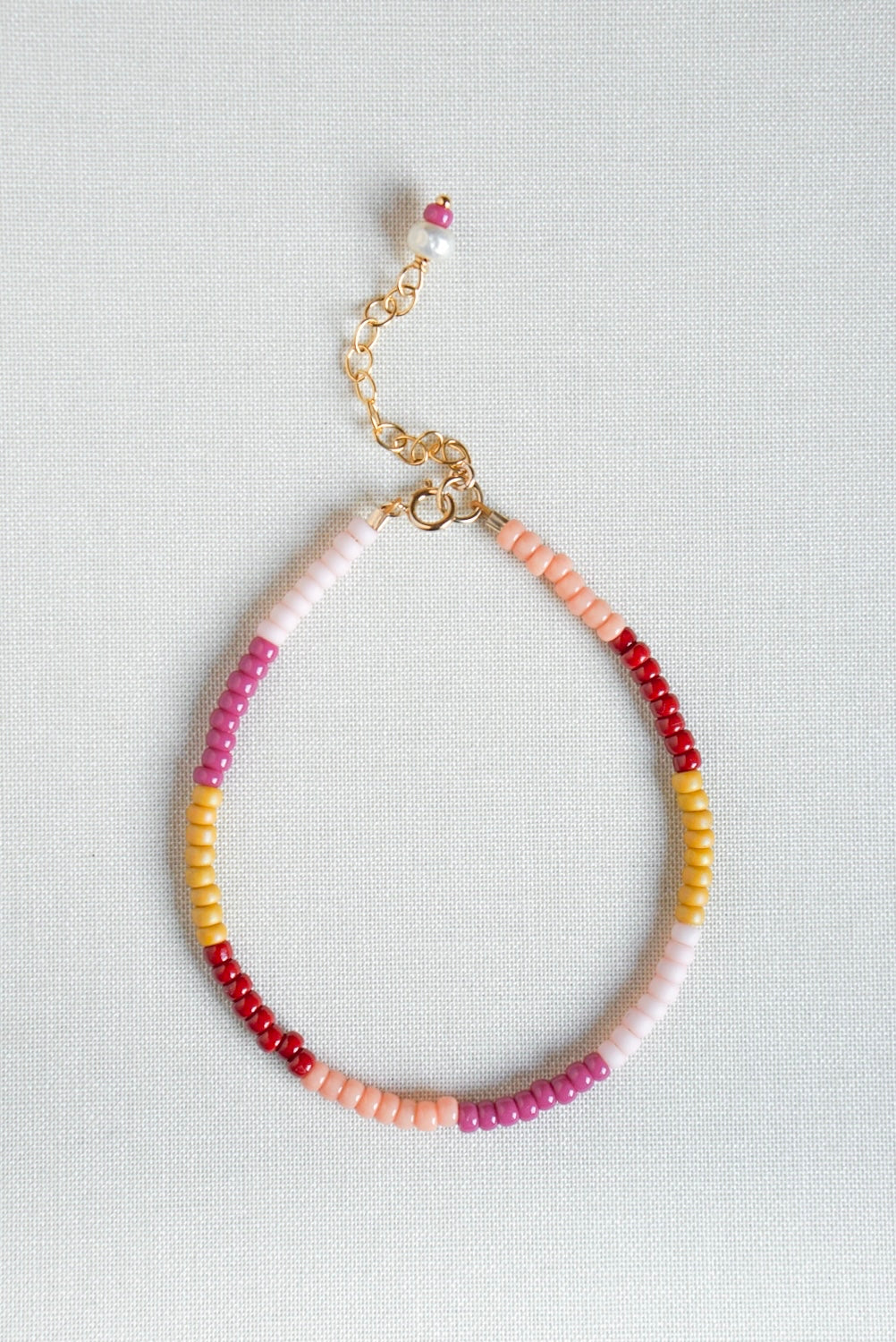 Maya - bracelet made of glass beads - wild dahlia