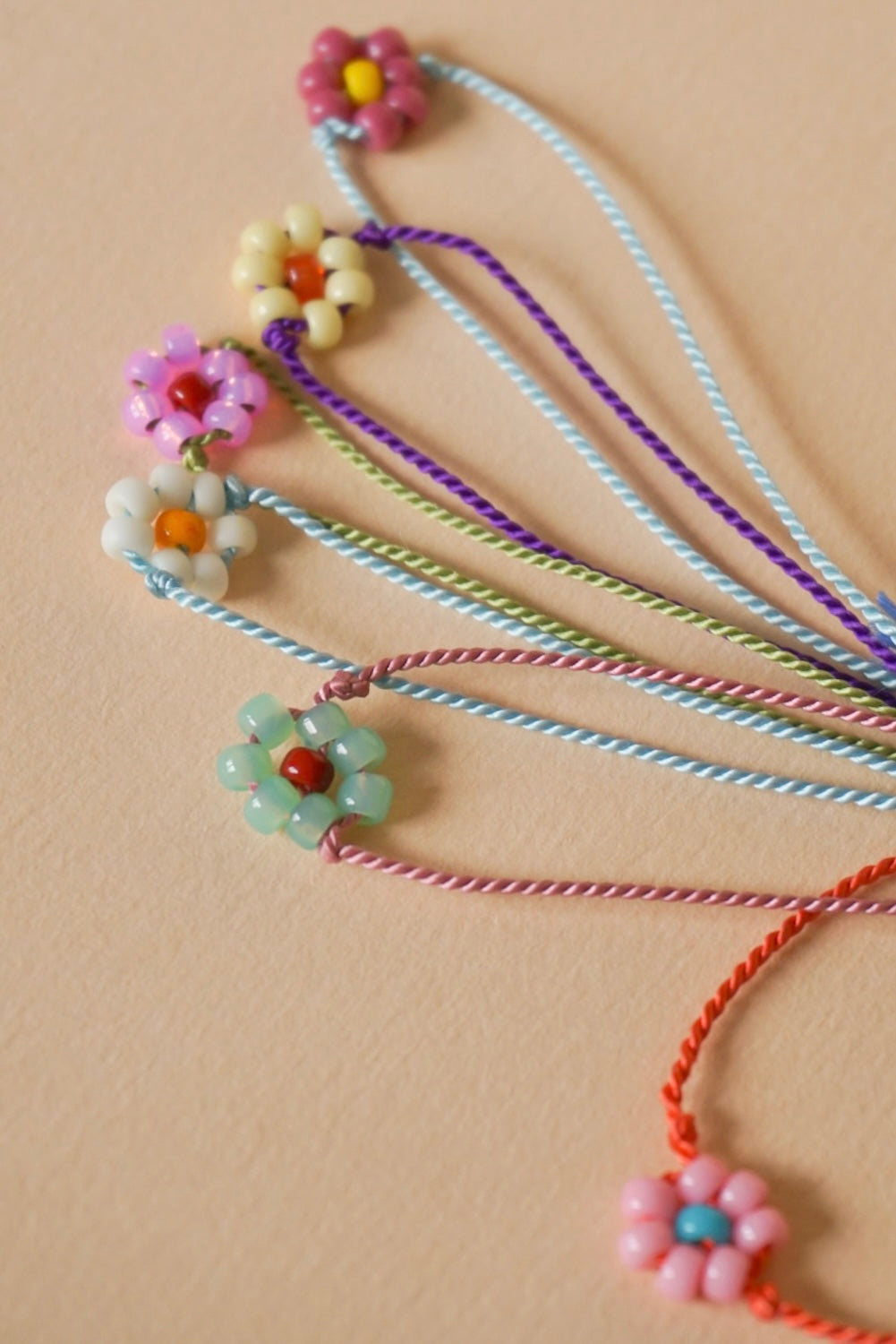 Tiny Flower Armband - daisy & aqua blue (B-Ware)