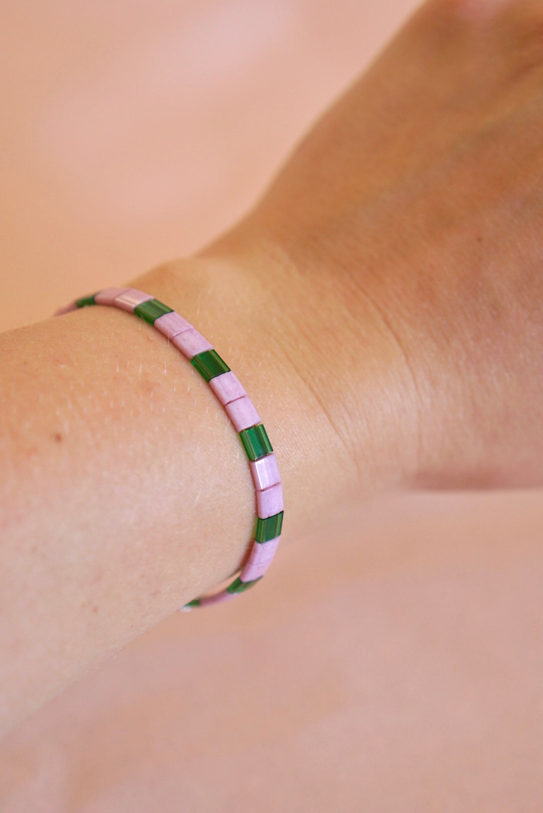 DOMINO Armband aus Glasperlen - wild berry